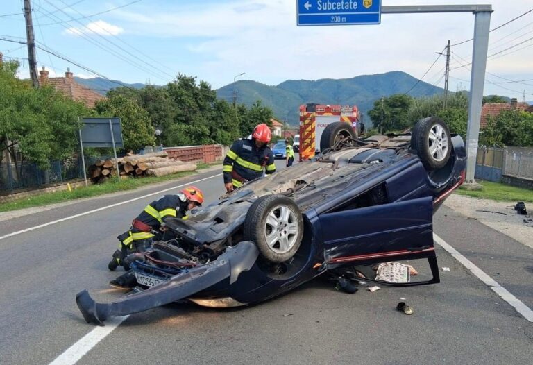 Accident pe DN66, în localitatea Sântămăria Orlea: Mașină răsturnată și o victimă cu răni ușoare