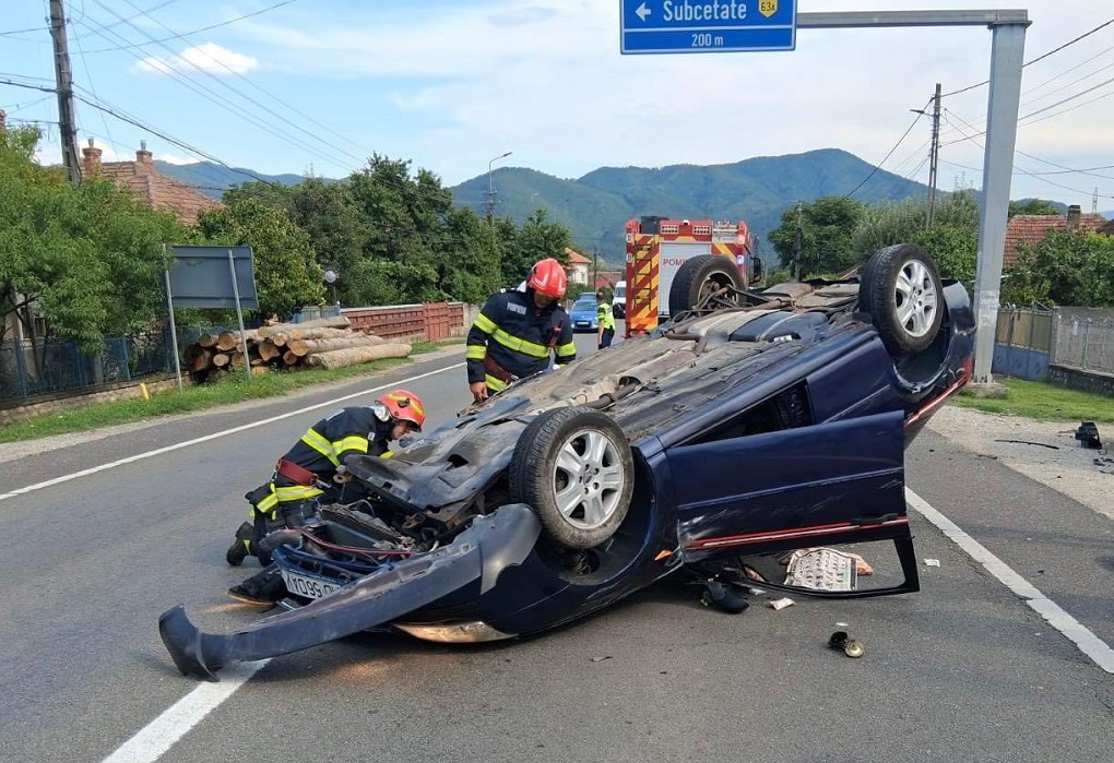Accident pe DN66, în localitatea Sântămăria Orlea: Mașină răsturnată și o victimă cu răni ușoare