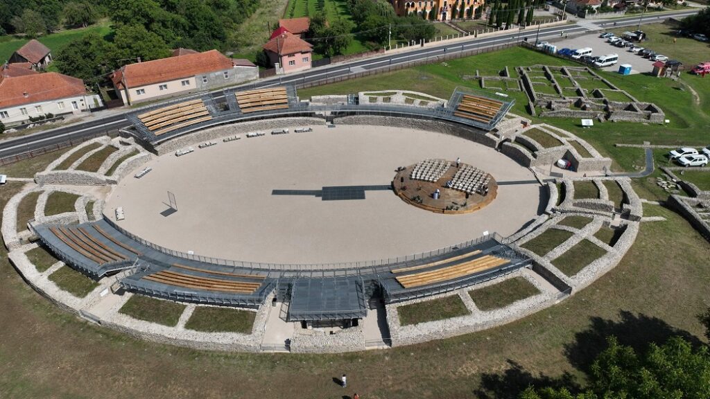 Amfiteatrul roman de la Ulpia Traiana Sarmizegetusa  redeschis publicului! Cum arată după reabilitare? (FOTO)
