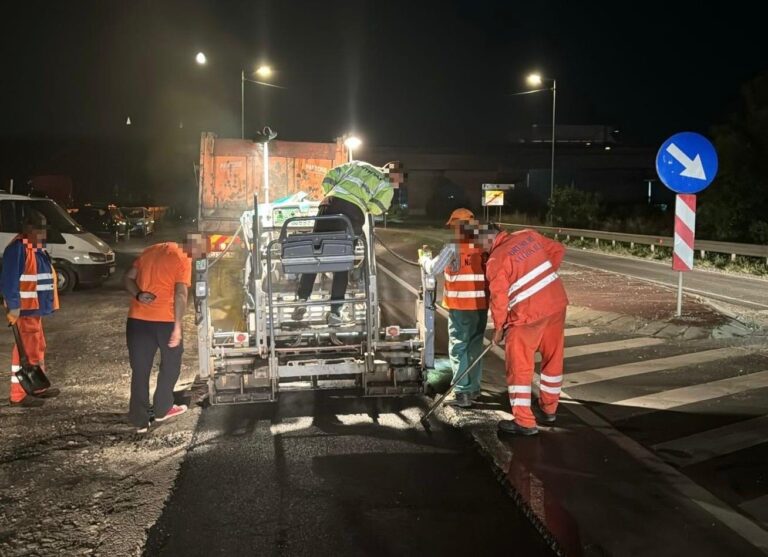 Reparații asfaltice pe timp de noapte pe DN1, în zona Gilău