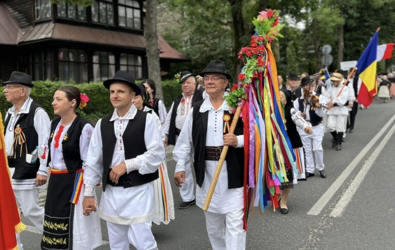 Formația de jocuri tradiționale „Zorile” din Mociu a reprezentat România la Festivalul Internațional de Folclor Montan de la Zakopane