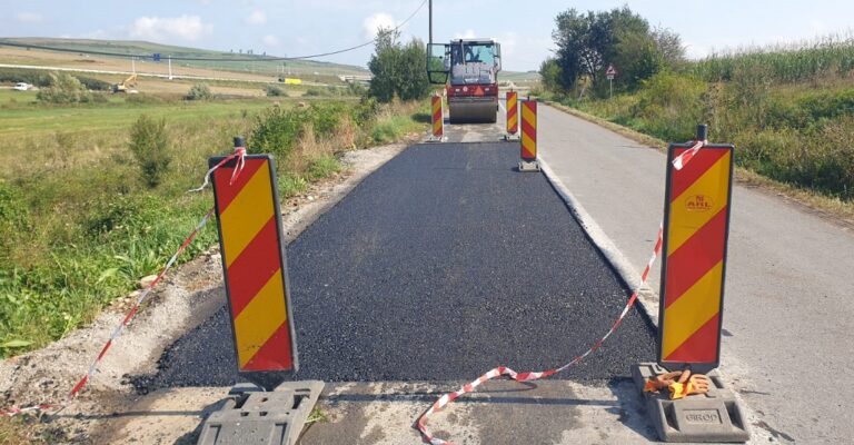 Se execută lucrări de întreținere pe drumul județean care leagă Turda de Lita