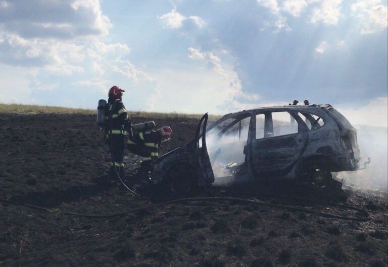 Incendiu puternic la un autoturism în localitatea Sântimbru, județul Alba
