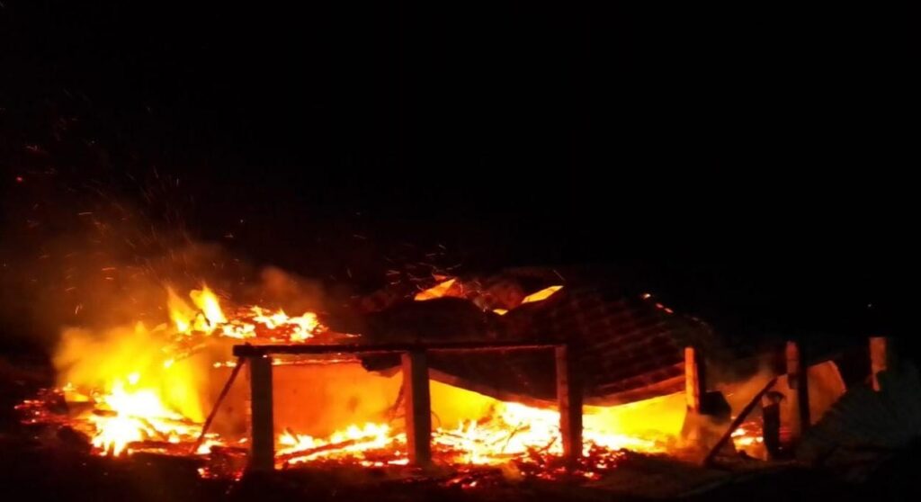 Incendiu devastator la Mărișel: O casă a ars în întregime, dar pompierii au prevenit o tragedie!