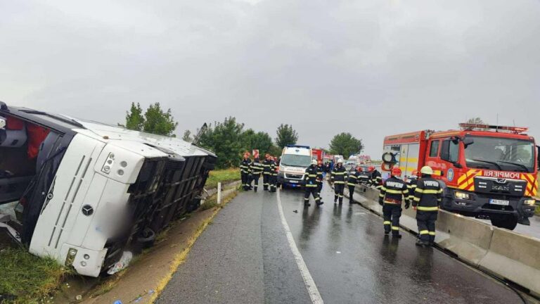 Traficul pe DN1 Cluj-Oradea este oprit pe ambele sensuri de mers în Dumbrava! Un autocar cu 20 de persoane s-a răsturnat în afara șoselei!