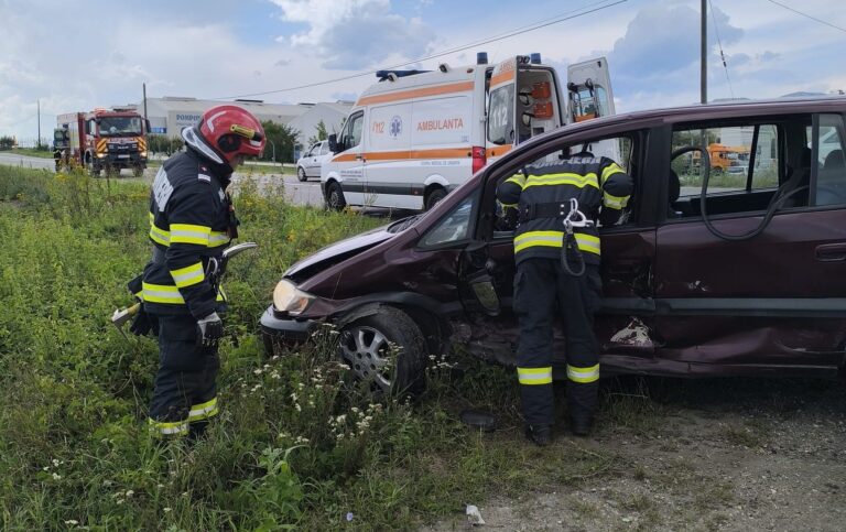 Accident rutier cu două autoturisme la Vințu de Jos. Intervin pompierii din Sebeș și echipaje medicale