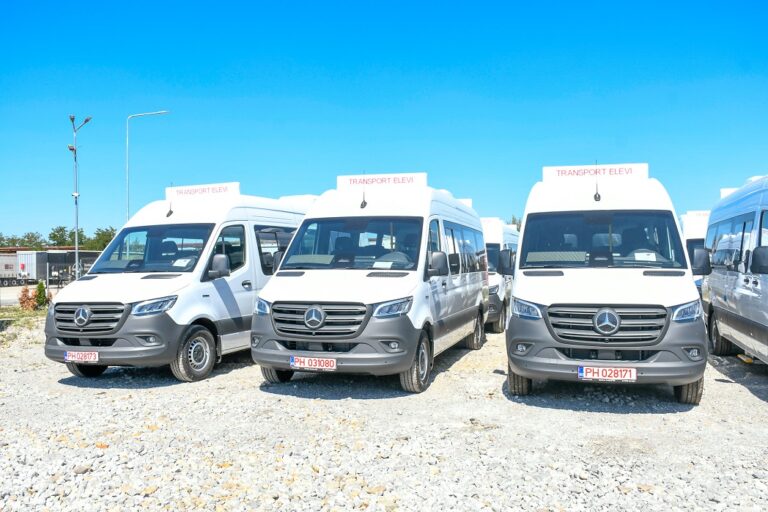 Au fost recepționate 25 de microbuze electrice, marca Mercedes, pentru elevii din județul Bihor