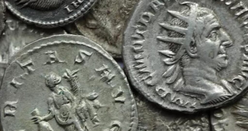 După faptă și răsplată: Un bărbat care a descoperit, apoi predat statului 407 monede romane a primit o recompensă bănească în valoare de 30.000 de lei