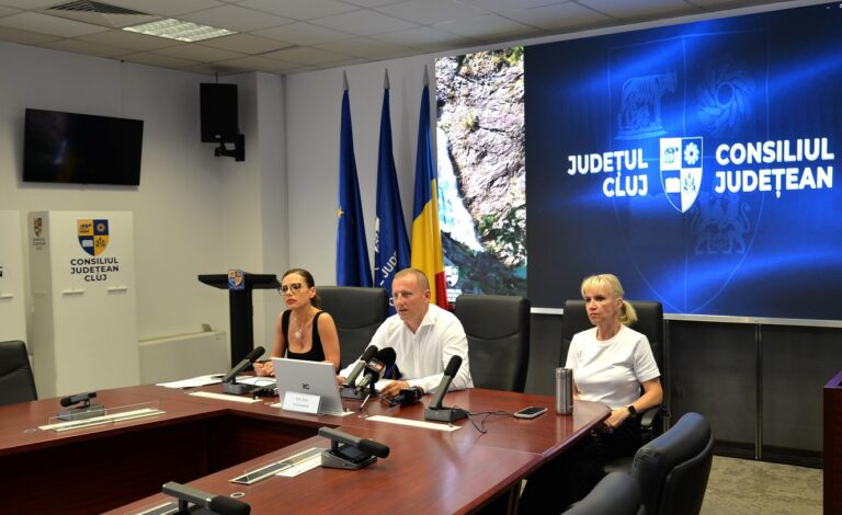 Radu Rațiu a clarificat achiziția de microbuze școlare: „Consiliul Județean Cluj a aplicat cu strictețe cerințele din ghidul de finanțare!”