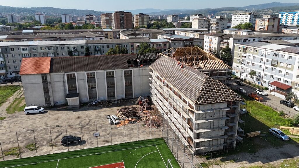 Lucrările de modernizare la fosta Școală Nr. 11 din Hunedoara au început cu reabilitarea acoperișului