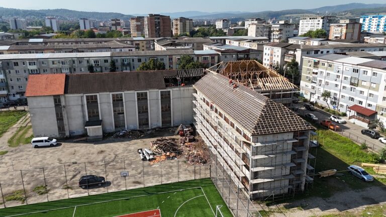 Lucrările de modernizare la fosta Școală Nr. 11 din Hunedoara au început cu reabilitarea acoperișului
