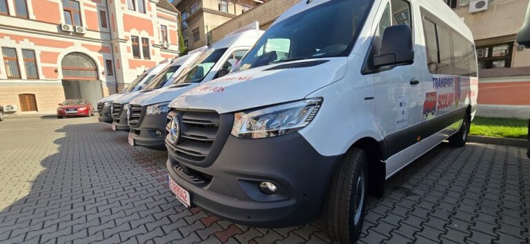Primele 14 microbuze electrice Mercedes, 16+1 locuri, pentru elevi au fost predate primăriilor din  Hunedoara