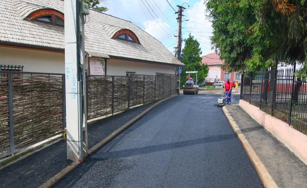 Strada Mircea cel Bătrân din Turda este aproape de finalizarea modernizării! A fost așternut stratul de uzură!