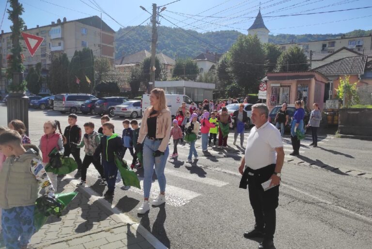 Acțiune de ecologizare la Baia de Arieș: Elevii, profesorii și angajații Primăriei au curățat orașul!