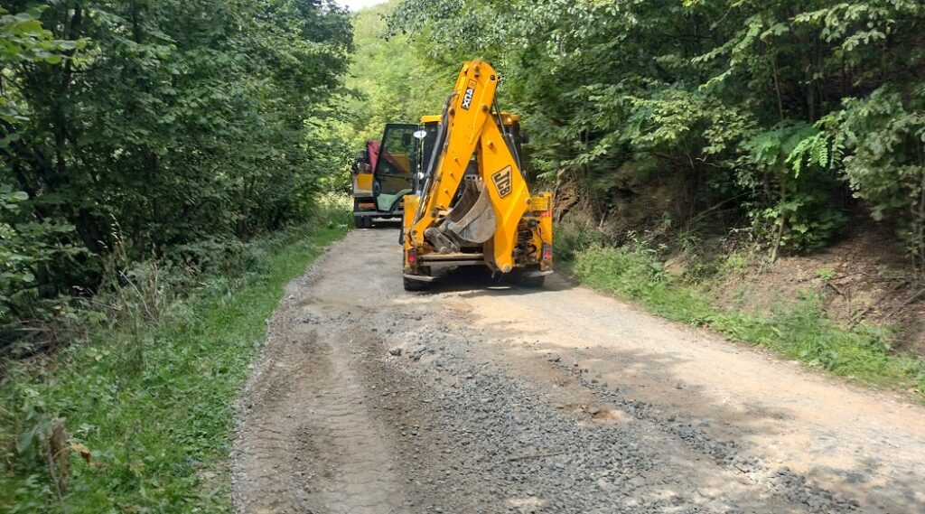 Se derulează lucrări de întreținere pe drumul dintre Someșu Rece, Valea Ierii și Băișoara