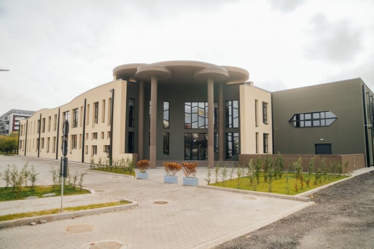 Zeci de mii de elevi din Regiunea Vest au început școala în săli de clasă moderne, în urma investițiilor realizate cu fonduri europene