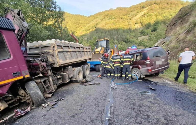 Accident grav pe Transalpina, la Căpâlna: Două persoane rănite, trafic blocat