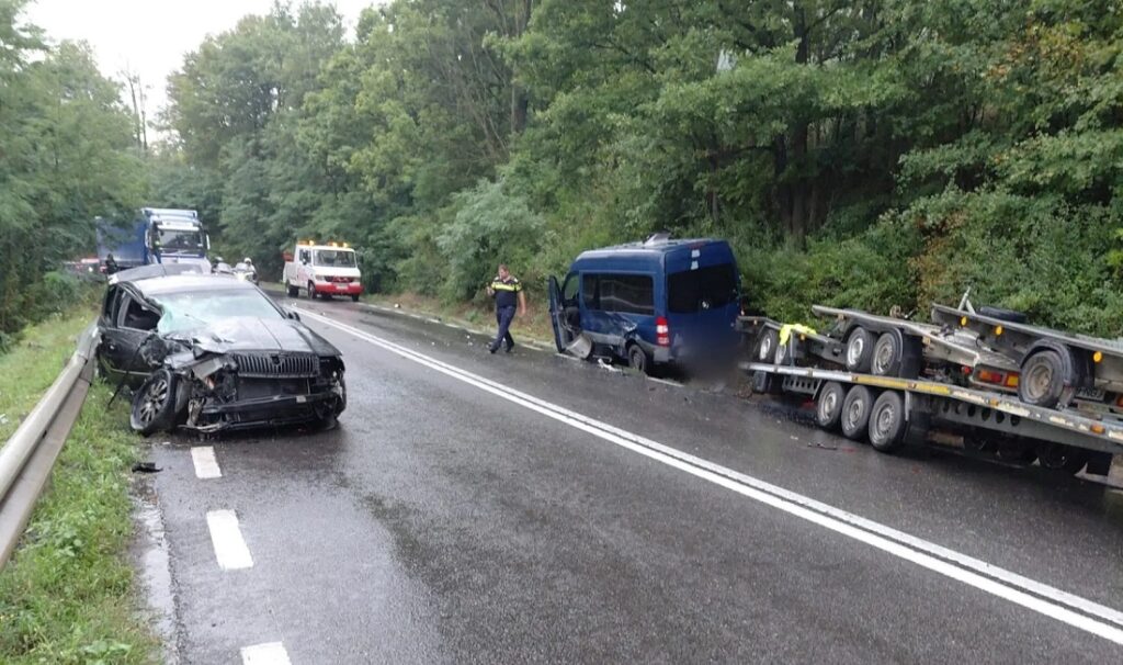 Accident grav pe DN1-E60, Cluj-Oradea, la Bucea: Trei persoane rănite după un impact frontal