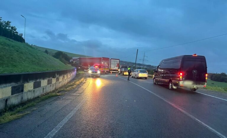 Trafic îngreunat pe DN1 Cluj-Oradea: Un TIR a ajuns în șanțul de pe marginea drumului!