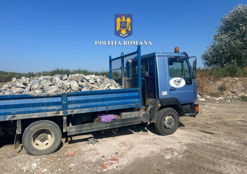 Amenzi de 90.000 lei pentru aruncarea ilegală a molozului în Arad. Două autoutilitare confiscate