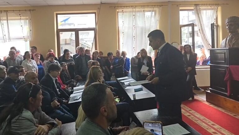 George Simion a venit la Brad să pună pumnul în pieptul furtunii: Închiderea fabricii de centuri de siguranță va lăsa sute de familii fără venituri!