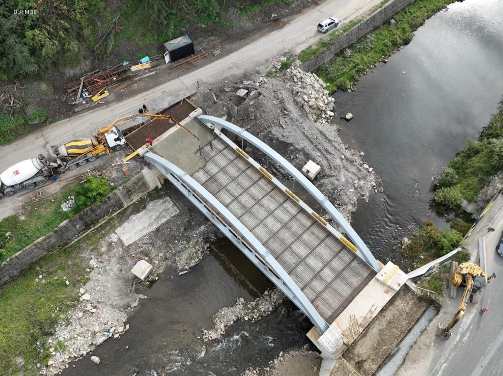 Lucrările la noul pod peste râul Arieș din Câmpeni avansează conform planului
