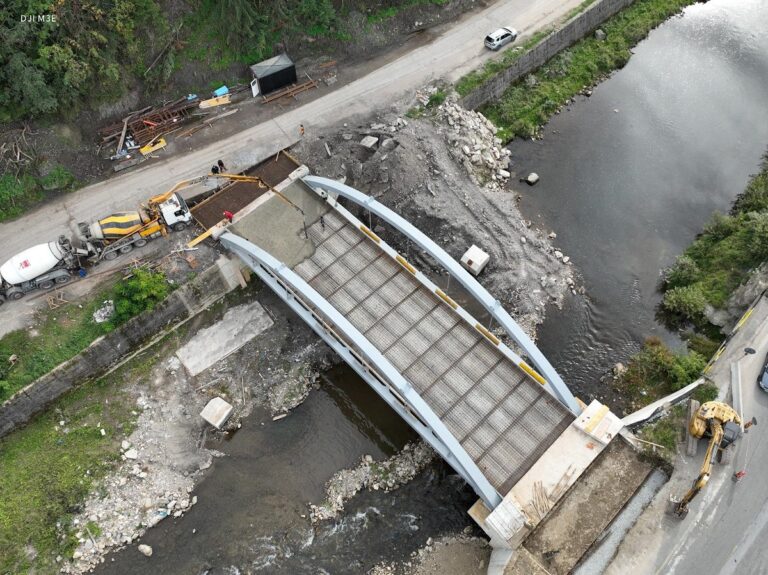 Lucrările la noul pod peste râul Arieș din Câmpeni avansează conform planului