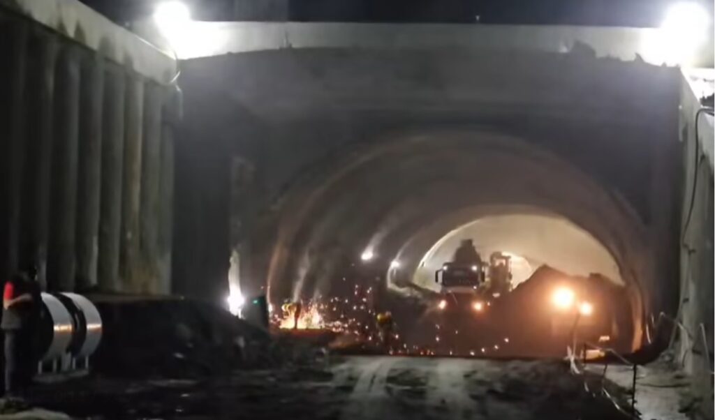 Se lucrează non-stop pe șantierul autostrăzii A1 Margina – Holdea: Prima galerie deja străpunsă!