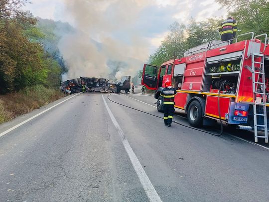 Trafic blocat în Arad pe DN 7 după ce un TIR a luat foc: Două persoane au suferit atac de panică!