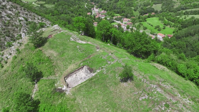 Cetatea dacică de la Ardeu – istorie, mister și frumusețe în inima Hunedoarei