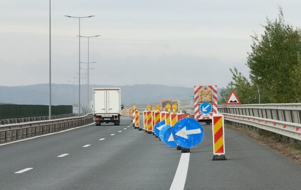 Restricții de circulație pe autostrada A1, la Dobra (Hunedoara): Se circulă doar pe banda a doua, sensul spre Nădlac!