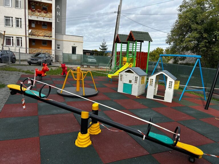 S-a finalizat modernizarea parcurilor de joacă de la Grădinițele „Prichindeii Veseli” din Huedin