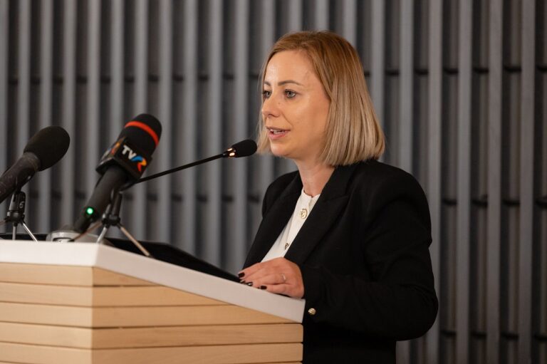 Prefectul de Cluj nu doarme pe el. Conferință pe tema „violenței domestice”. Forna: „Victimele nu sunt singure în lupta lor. Statul, Biserica, Școala și întreaga societate sunt alături!”