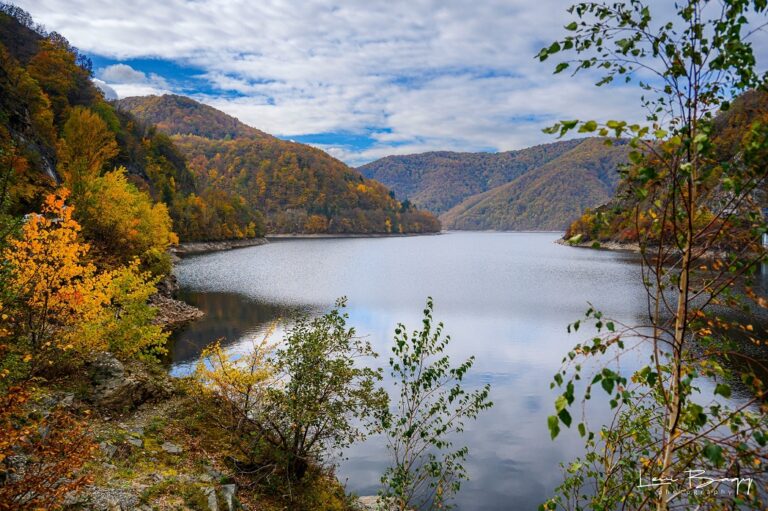 Lacul Tarnița, o bijuterie a toamnei în inima Apusenilor