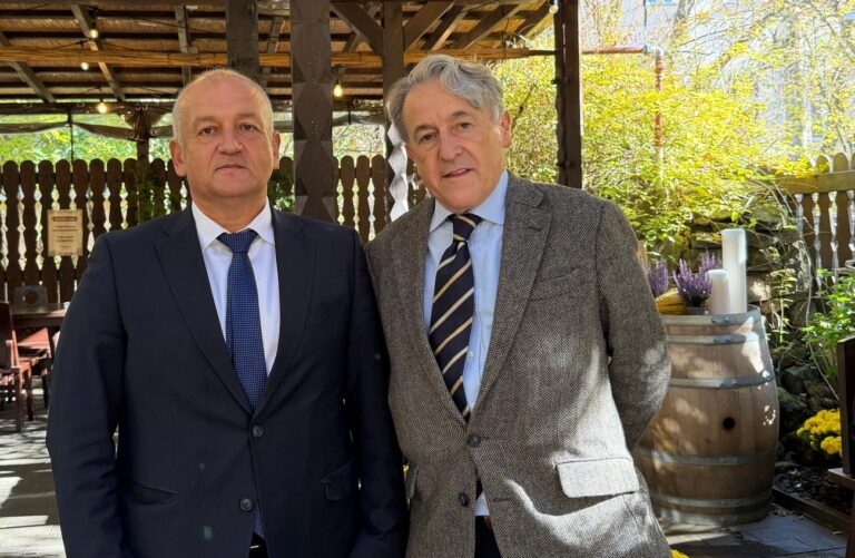 Senatorul Cristian Șipoș l-a întâmpinat la Cluj pe europarlamentarul spaniol Hermann Tertsch, unul dintre liderii partidului spaniol VOX