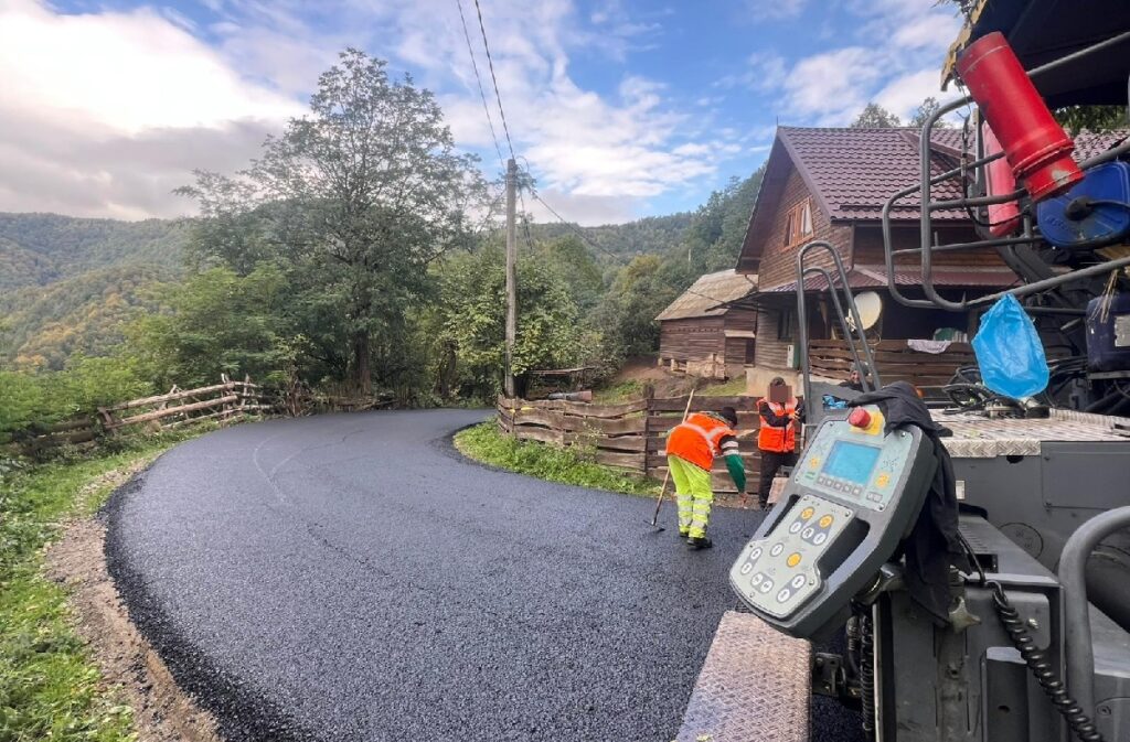 Se asfaltează ultimul tronson al DJ 107N rămas neasfaltat, între Valea Ierii și drumul ce duce spre Finișel