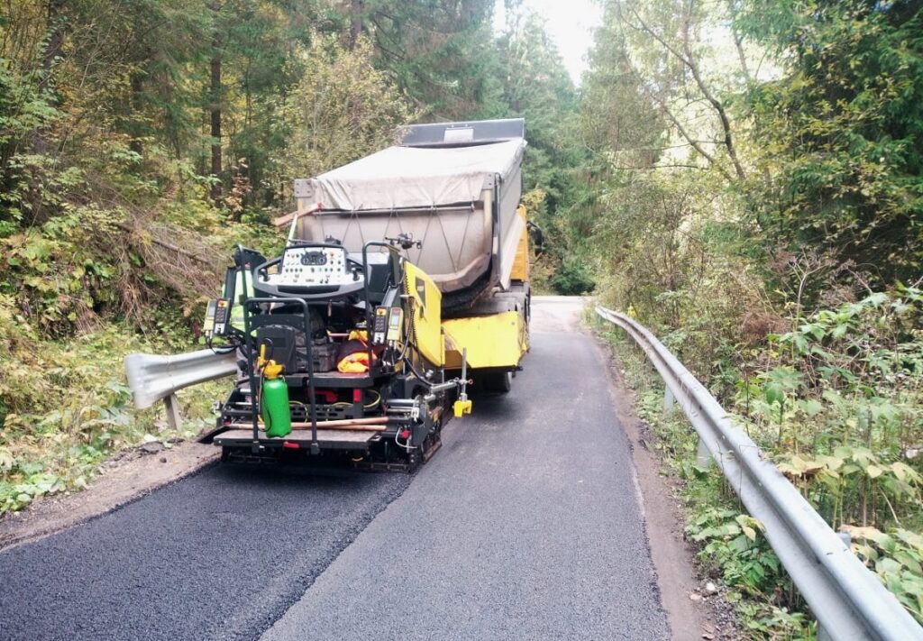 Se derulează lucrări pe DJ 107S, pe sectorul între drumurile județene Someșu Rece-Gura Râșca și Răcătău-Măguri Răcătău 