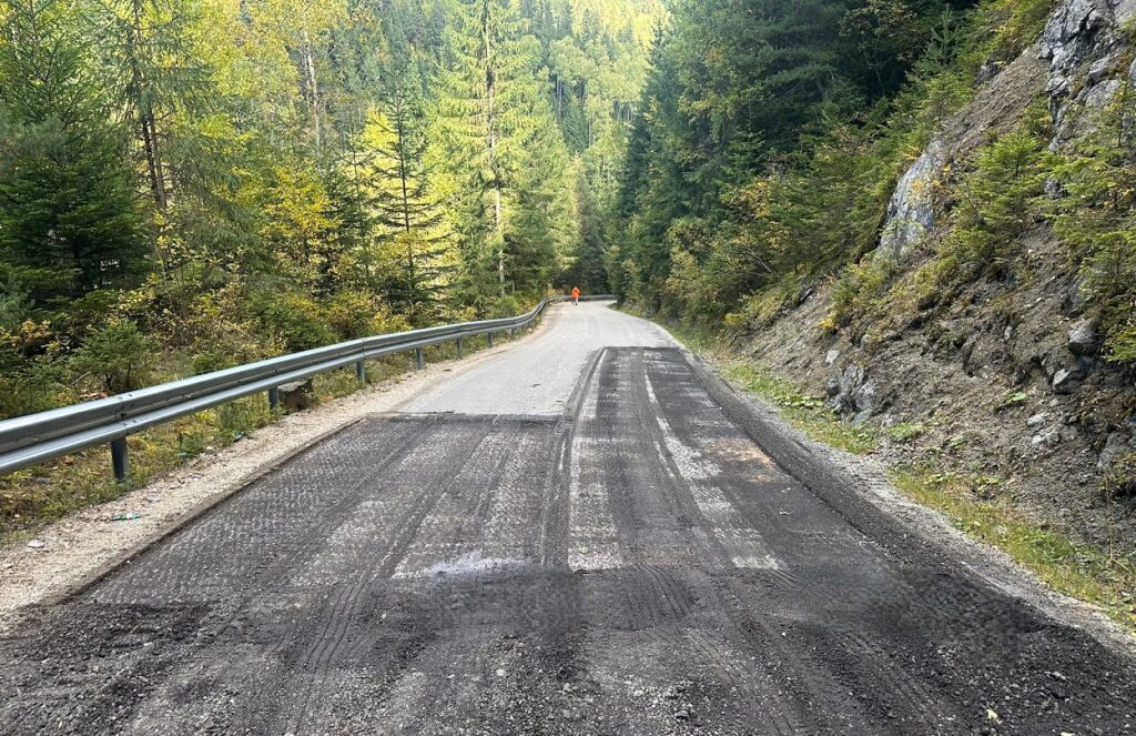 Lucrări de întreținere pe tronsonul situat în spectaculosul defileu Răcătău – Măguri Răcătău