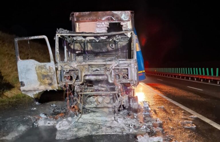 Autotren cuprins de flăcări pe autostrada A3, între Turda și Gilău
