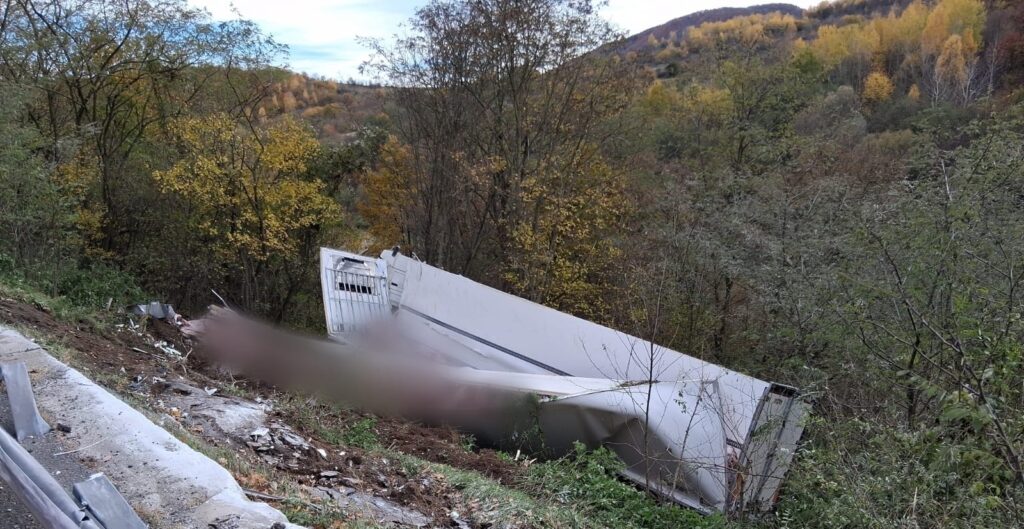 Accident rutier pe DN1E60, Cluj-Oradea, în afara localității Dumbrava: Un camion s-a răsturnat în afara carosabilului