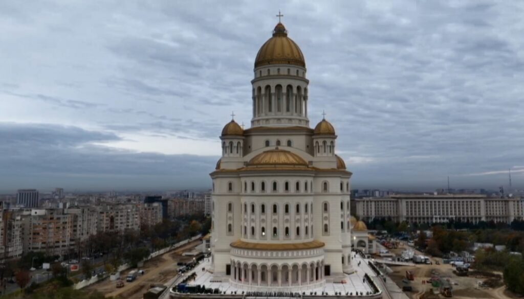 Slujbă istorică la Catedrala Națională: Peste 10.000 de pelerini şi 2.500 de invitaţi oficiali la sfinţirea picturii