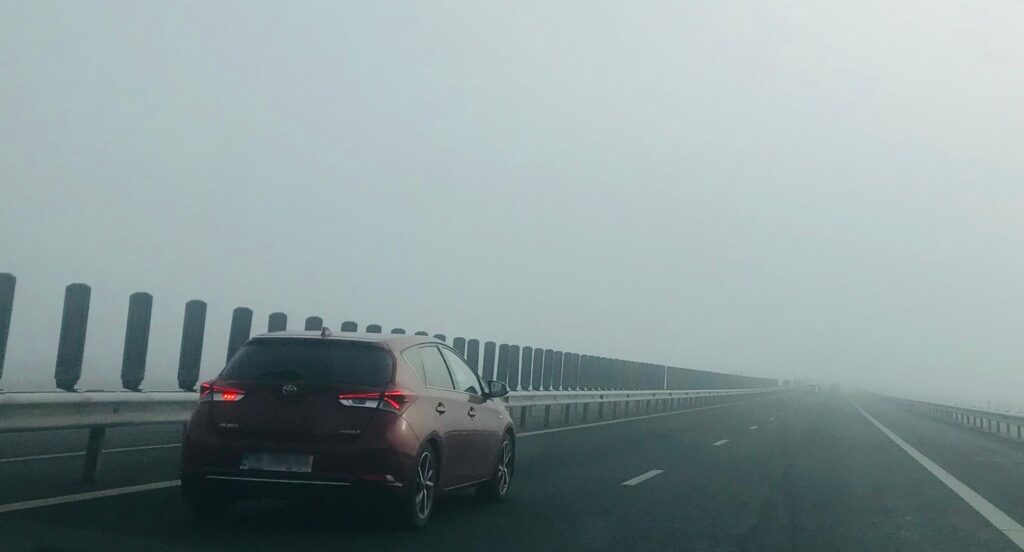Ceață densă și carosabil umed în vestul țării: Șoferii sunt sfătuiți să circule cu prudență!