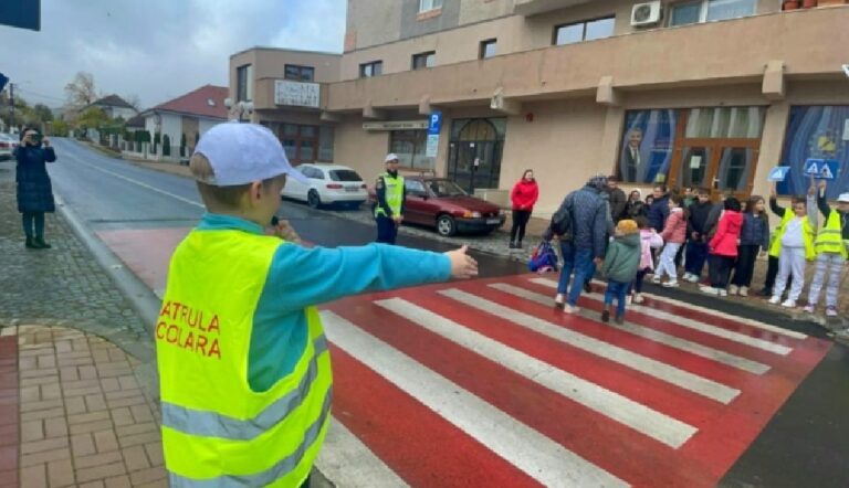 Elevii din Brad, mici polițiști pentru o zi: „Patrula școlară” a asigurat traversarea în siguranță înainte de vacanță