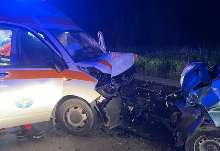 Accident grav pe DN1 între Huedin și Șaula: O femeie de 73 de ani a murit, după impactul dintre un autoturism și o ambulanță aflată în misiune