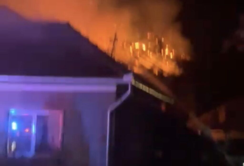 Incendiu violent în comuna Zam: două case și o anexă cuprinse de flăcări: O femeie a ajuns la spital, iar pompierii au salvat un câin!
