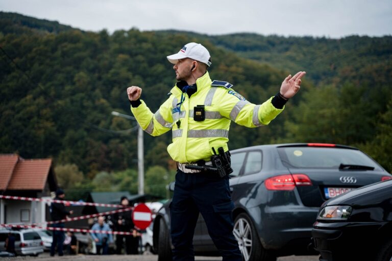 Acțiuni ample ale polițiștilor rutieri arădeni: Sute de sancțiuni aplicate în 72 de ore pentru creșterea siguranței rutiere