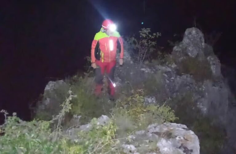 Salvamont Alba a intervenit noaptea în Cheile Aiudului și a salvat doi alpiniști blocați