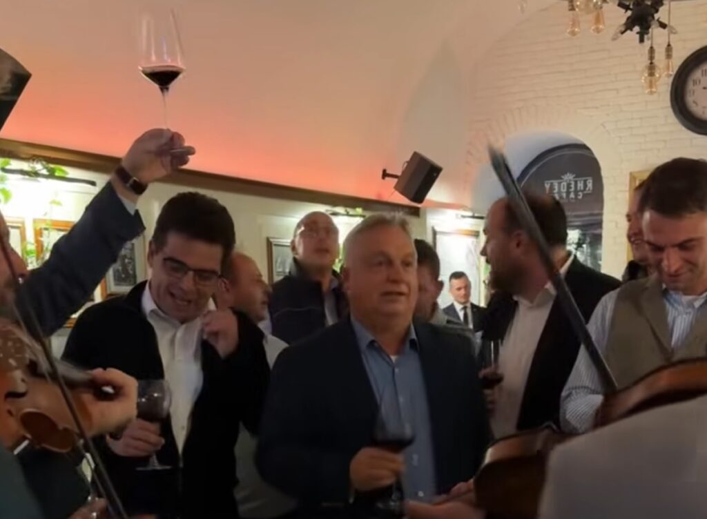 Viktor Orbán rafinează atmosfera înainte de Congresul UDMR: Moment muzical într-un local din Cluj!