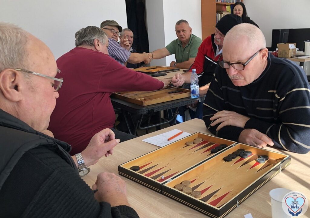 Competiție de table la Deva: strategii, zaruri și voie bună la „Clubul Seniorilor”