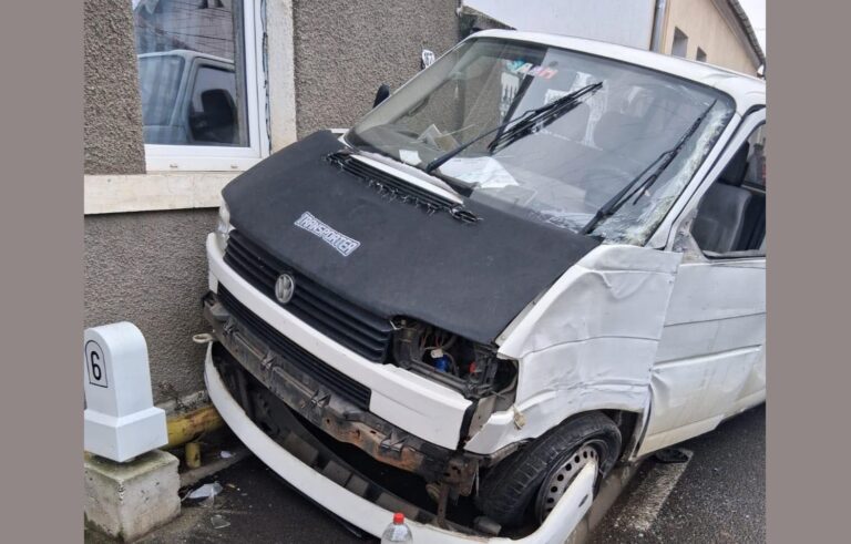 Accident rutier la Geoagiu: Un autoturism a lovit o conductă de gaze. Un bărbat și un copil de 2 ani, transportați la spital